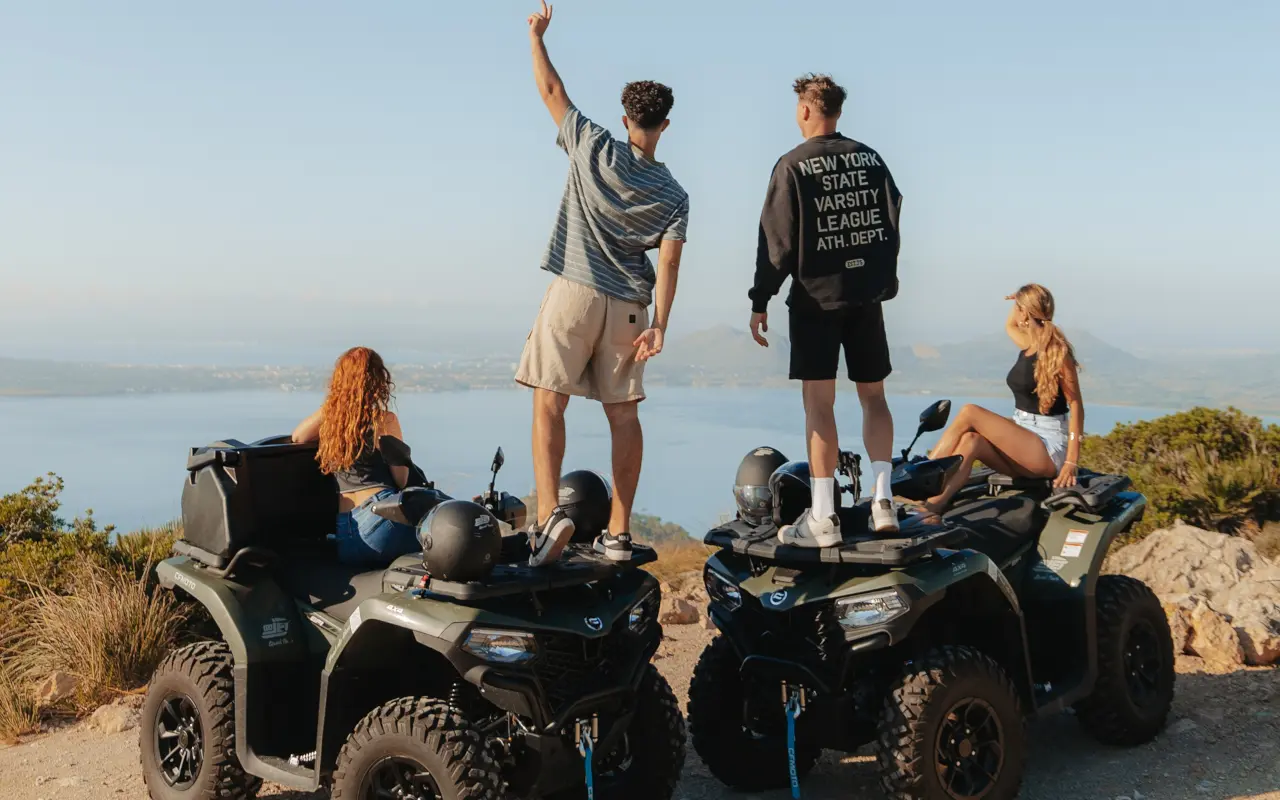 Grupo de amigos junto a sus quads, en un parada durante la ruta desde Alcudia.