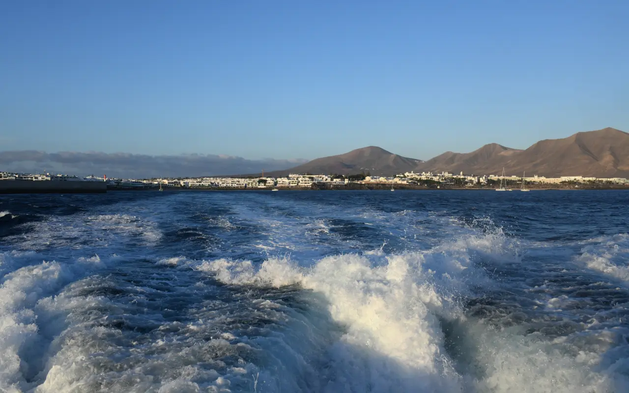 Vista de Lanzarote después de zarpar con destino Fuerteventura