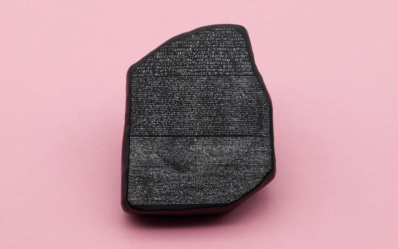 La obra Piedra Rosetta ubicada en el Museo Británico de Londres