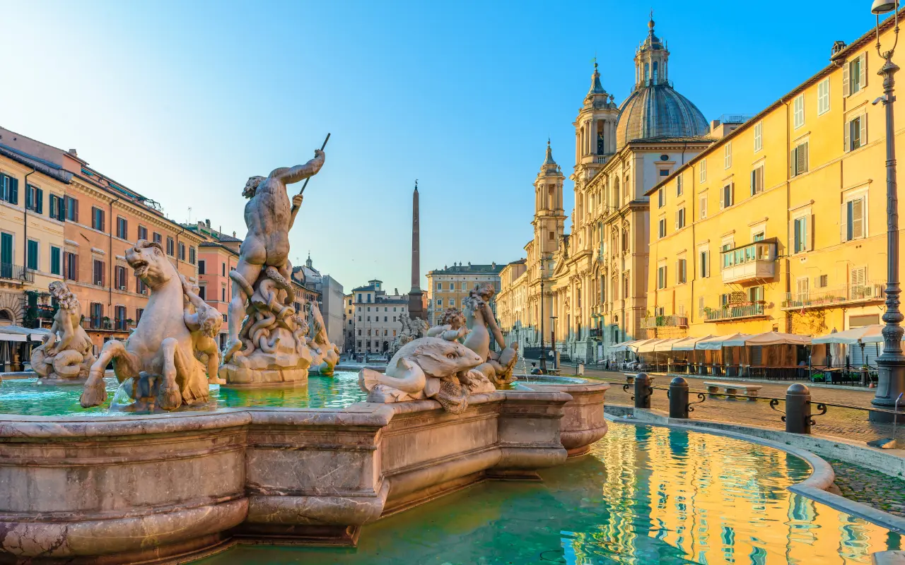 La icónica Plaza Navona de Roma en un día soleado