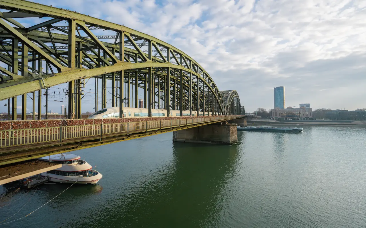 El puente Hohenzollern, un icono de la ciudad, cruza el Rin.