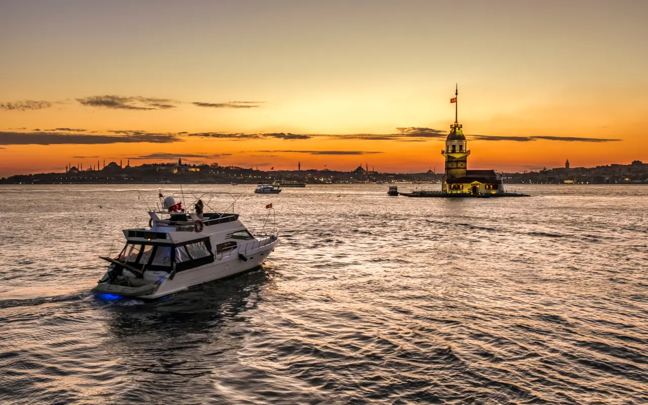 Vistas del amanecer desde el crucero por el Bósforo.