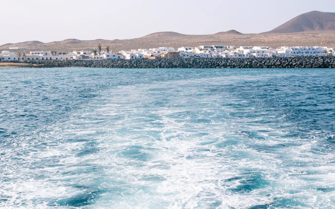 Vistas desde la Graciosa desde el ferry de Lanzarote.