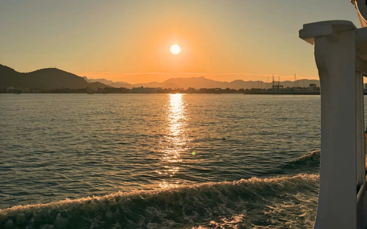 Atardecer en la bahía de Alcudia en Mallorca
