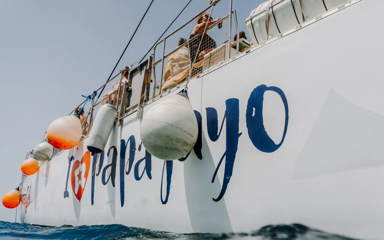 El autobús acuático avanza por la costa, cruzando el mar con tranquilidad en dirección al puerto.