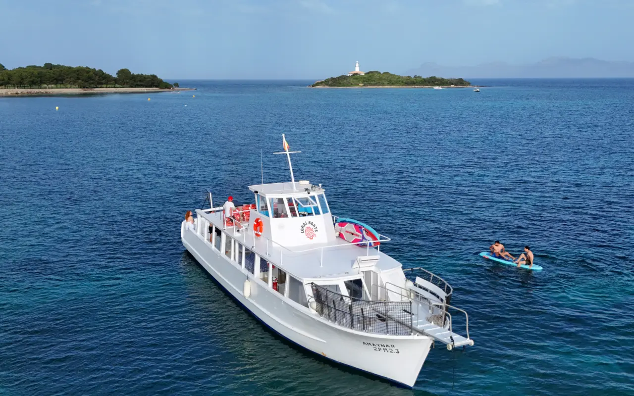 Barco de actividades en la bahía mallorquina de Alcúdia