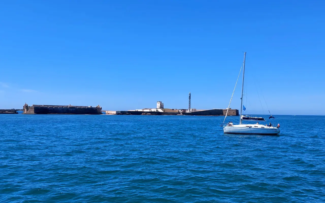 Vistas de la bahía de Cádiz desde el catamarán Pura Vida