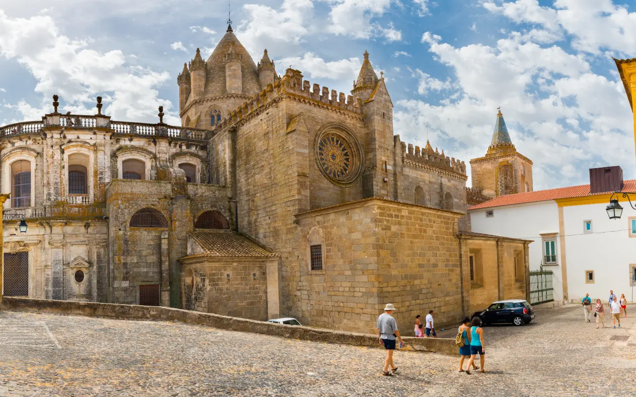 La Catedral de Évora es uno de los principales monumentos de los que hablaremos en este free tour.