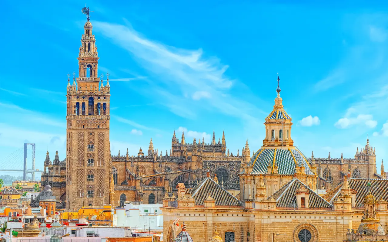 La Catedral de Sevilla en un estupendo día soleado