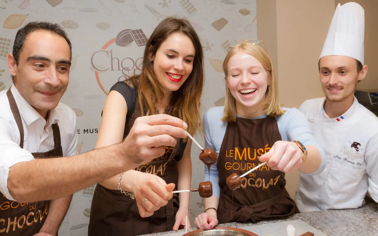 Degustación de chocolate. Delicados, intensos, frutales, terrosos… cada trozo cuenta una historia distinta.