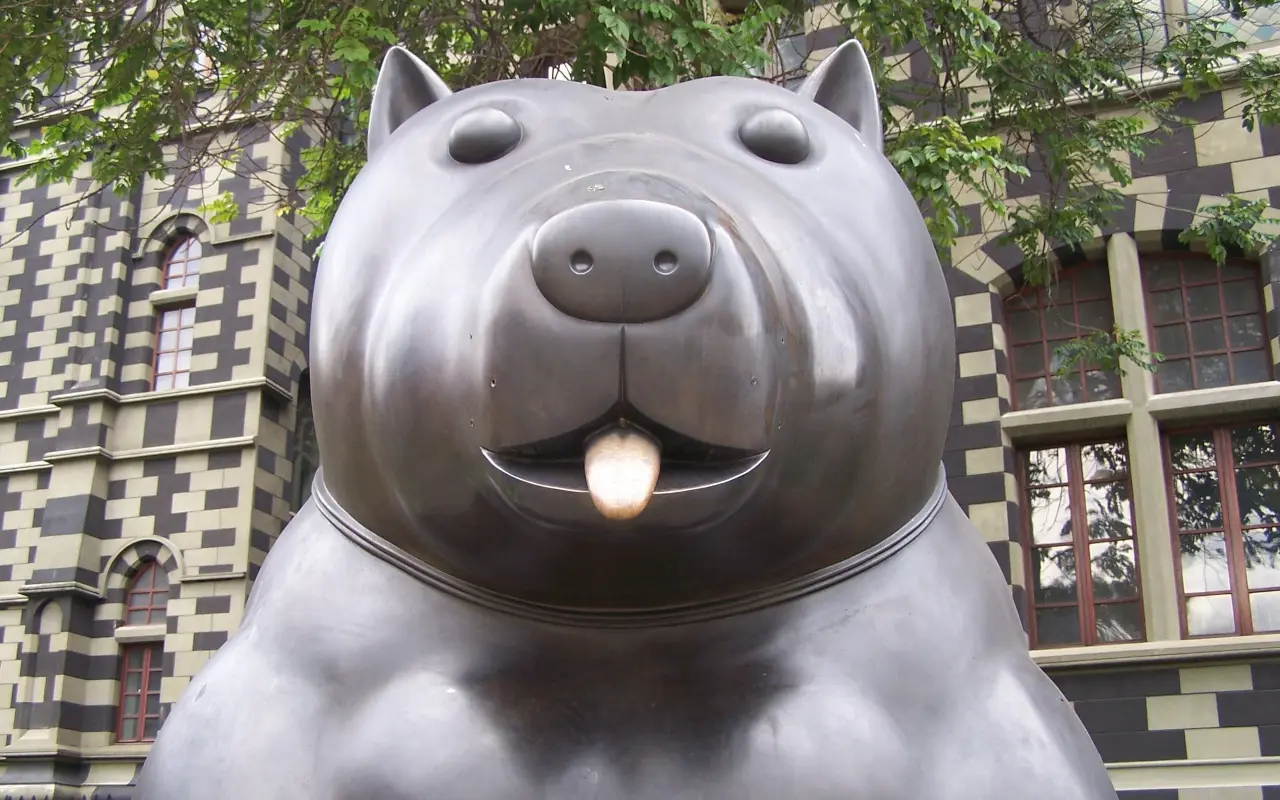El gato más icónico de la plaza de Botero, una escultura perfecta para fotografiar.