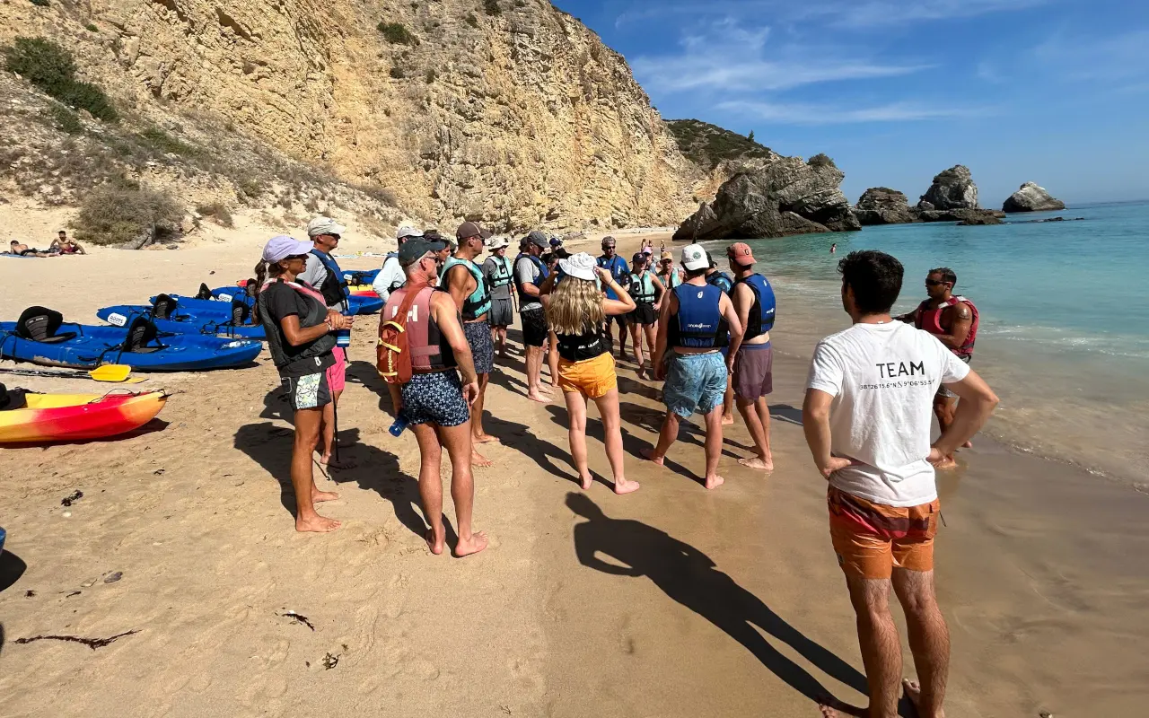 El grupo recibe las instrucciones para manejar el kayak por parte del monitor.