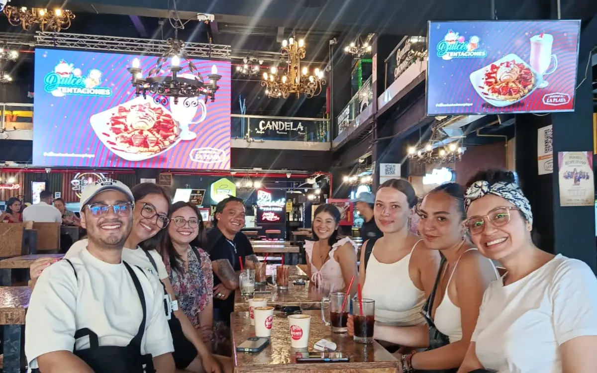 Un grupo de amigos disfruta del Free tour Medellín Gastronómico