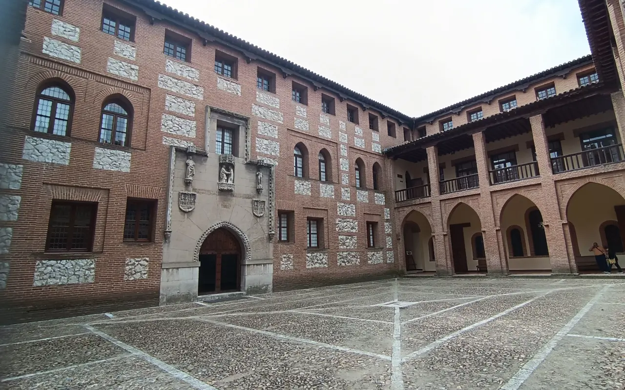 Patio interior de uno de edificios históricos de Medina del Campo, Valladolid