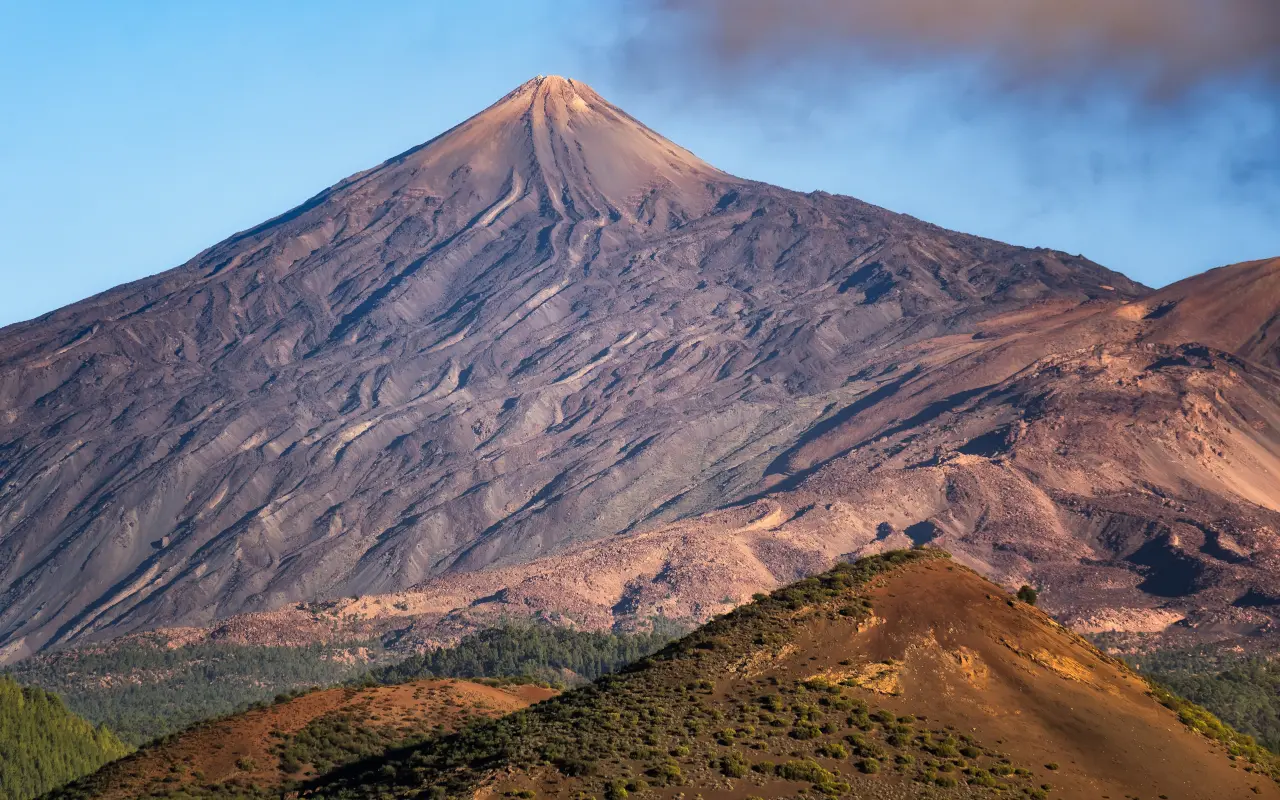 Paisaje con el Teide de fondo y el azul claro.