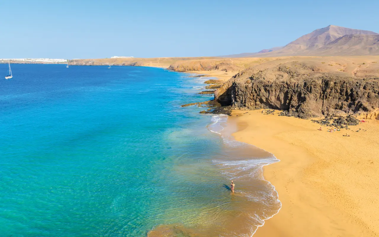 Playa de Papagayo, una de las más visitadas de la isla.