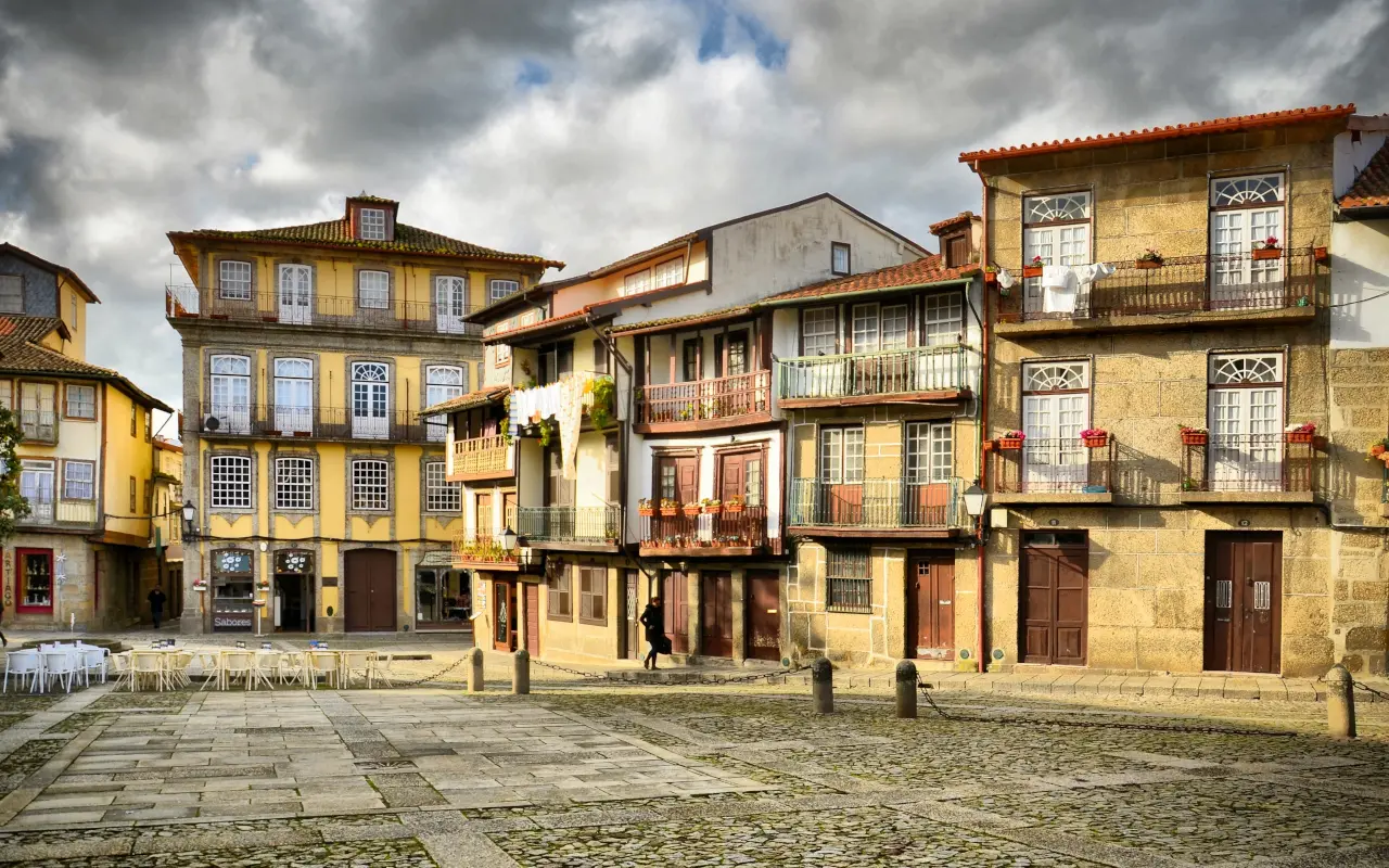 Plaza de Santiago en Guimaraes, Portugal