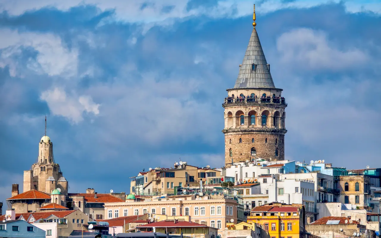 La torre Galata en el barrio de Karaöy, Estambul