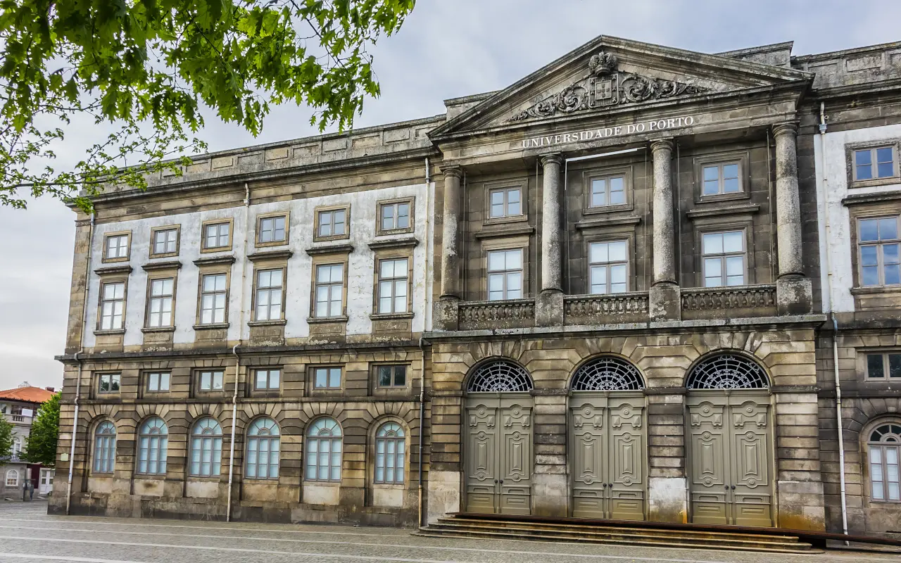 Fachada principal de la Universidad de Oporto, Portugal