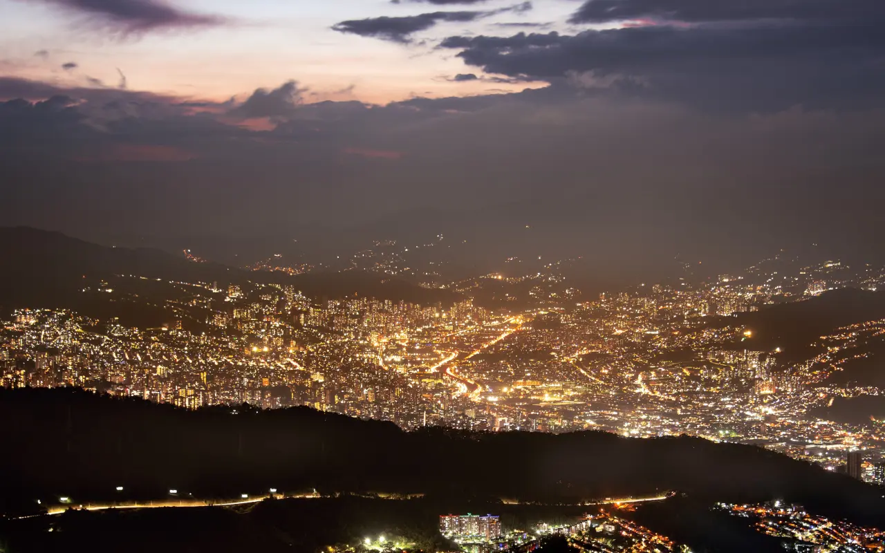 Vista panorámica de Medellin con todas las luces encendidas.