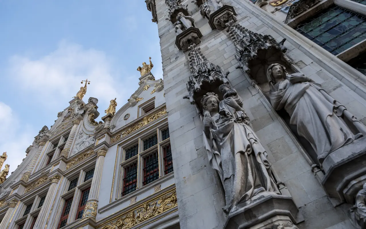 Contrapicado del ayuntamiento de Brujas en la Plaza Burg, Bélgica