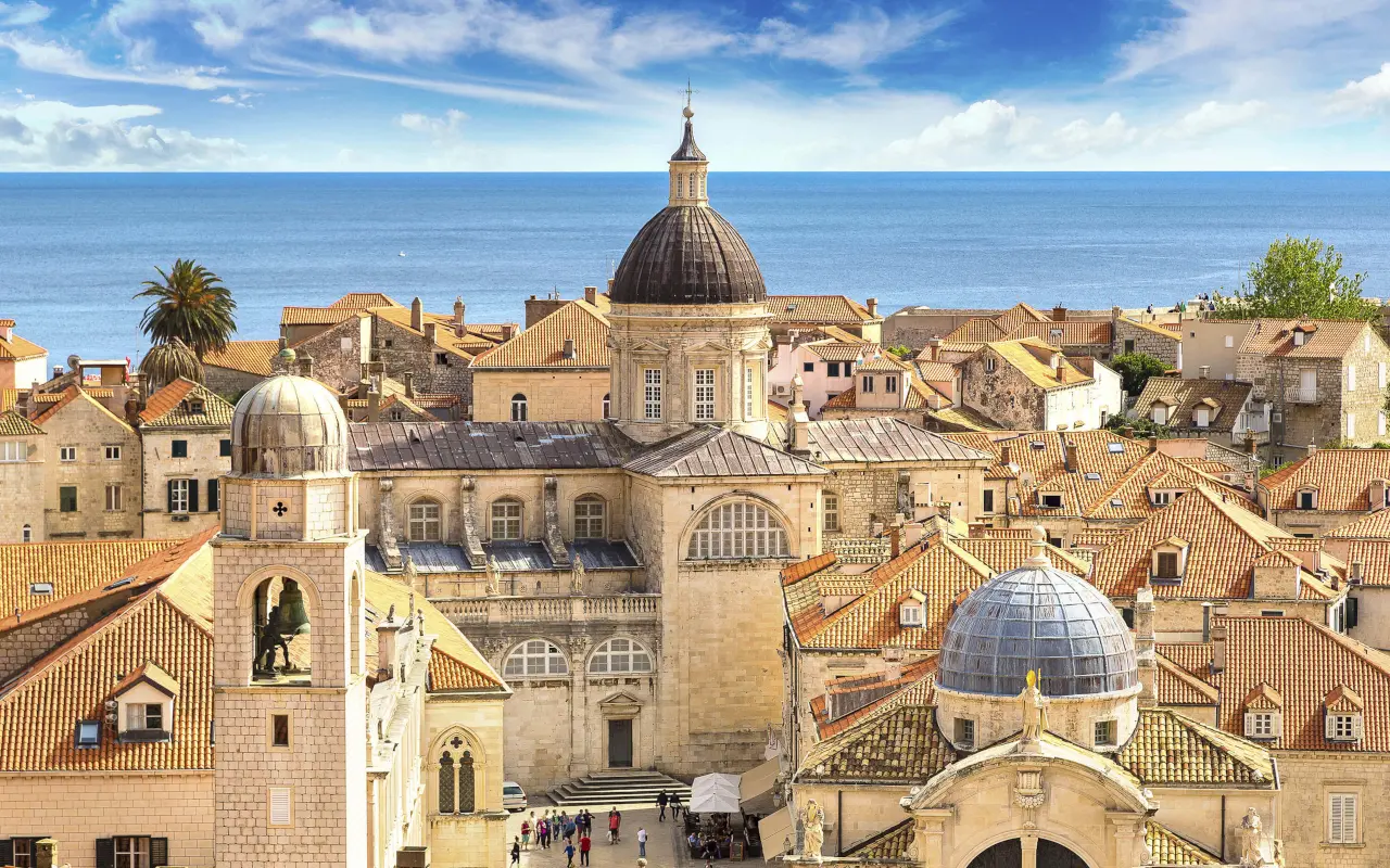  Vista panorámica de la catedral de Dubrovnik y los tejados del casco antiguo junto al mar Adriático.