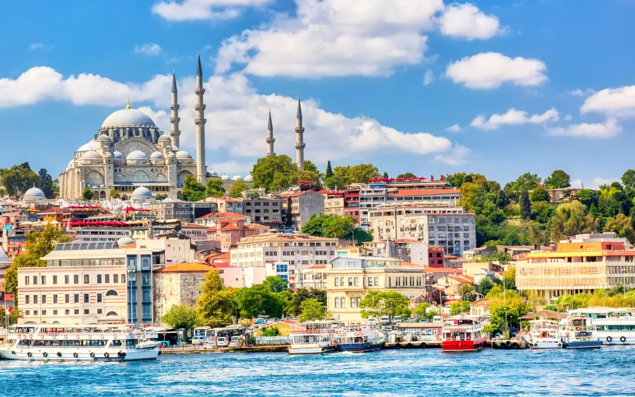El Cuerno de Oro abraza Estambul con sus aguas tranquilas, reflejando siglos de historia entre mezquitas, puentes y leyendas imperiales.