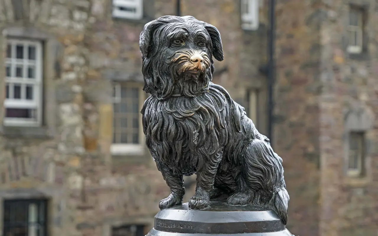 Estatua de Greyfriars Bobby, el famoso perro leal de Edimburgo, frente al cementerio de Greyfriars.