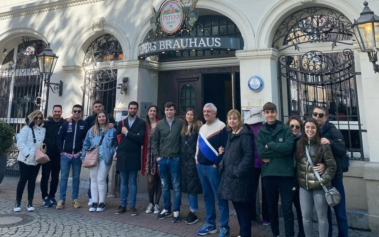 Foto de grupo en un famoso local para degustar la bebida alemana por excelencia.