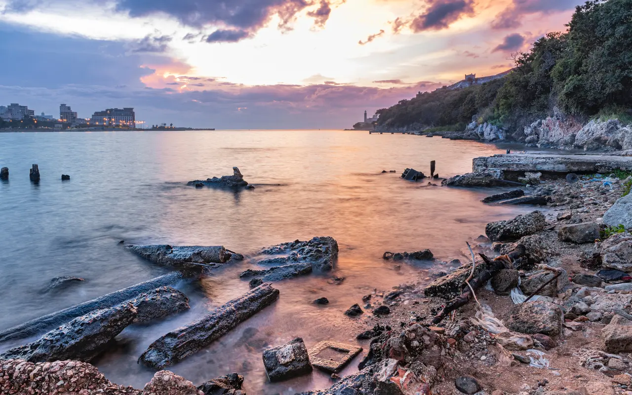 Vista al atardecer del muelle de Casablanca, Cuba