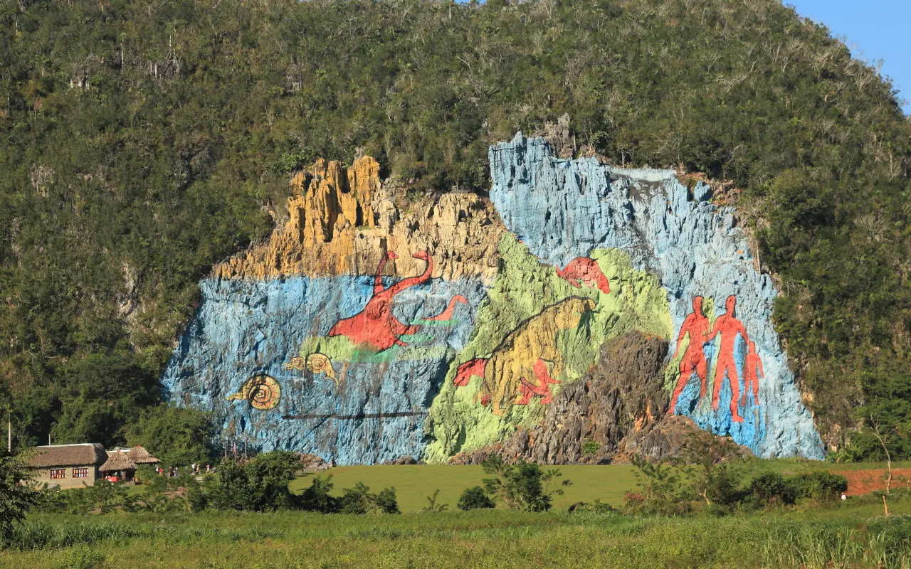 Mural de la prehistoria en el Valle de Viñales con infinidad de colores.