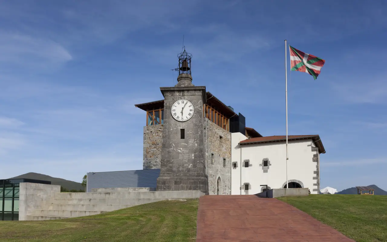 La Torre Madariaga en la Reserva Natural de Urdaibai, Vizcaya