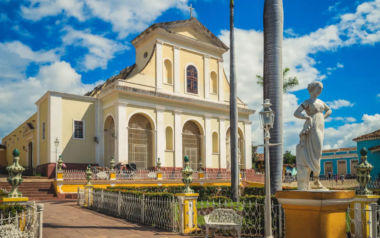La Iglesia de la Santísima Trinidad destaca por su estilo neoclásico en pleno centro histórico.