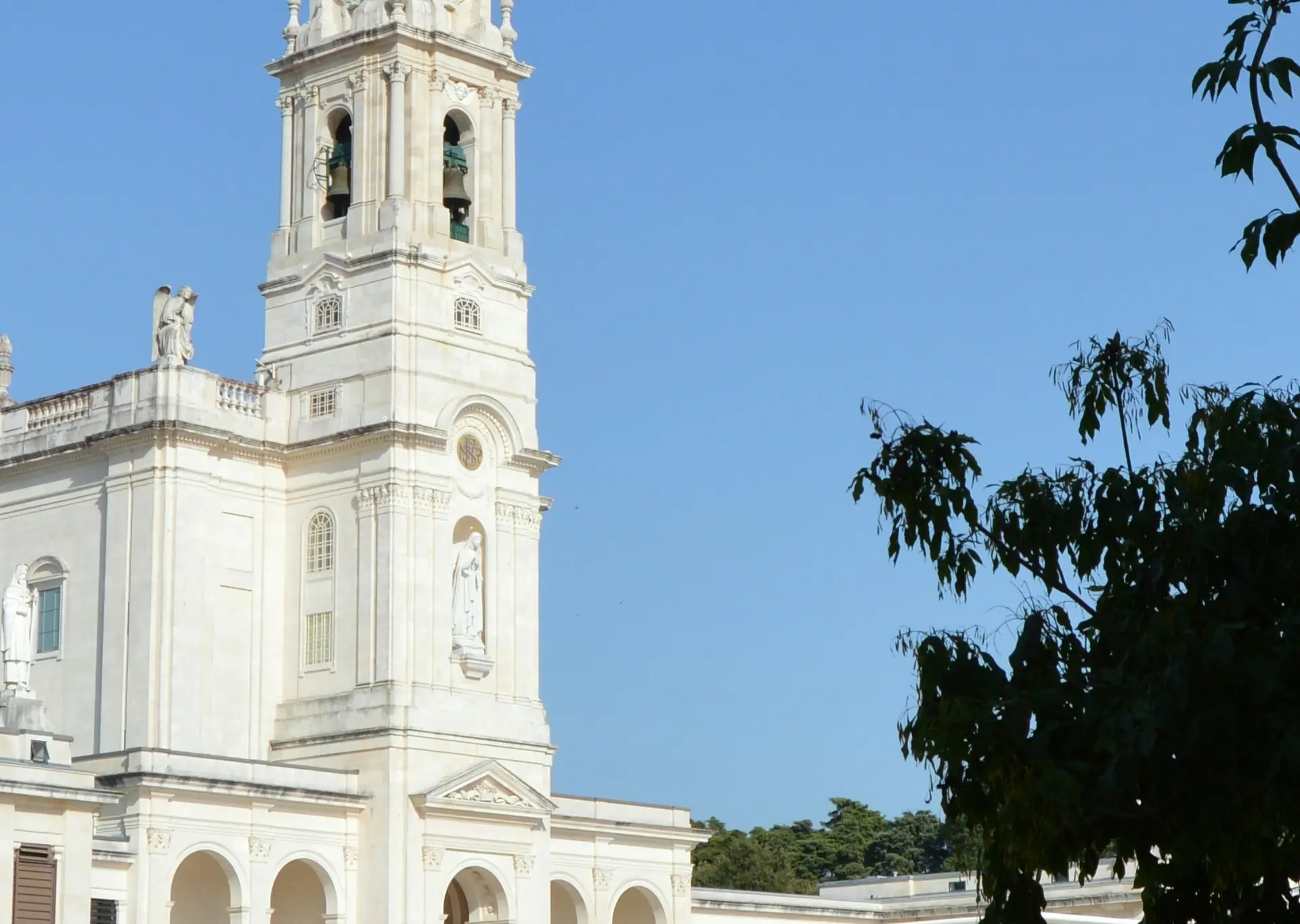 Vista exterior del Santuario de Fátima en Portugal, con la Basílica de Nuestra Señora del Rosario y su torre campanario.