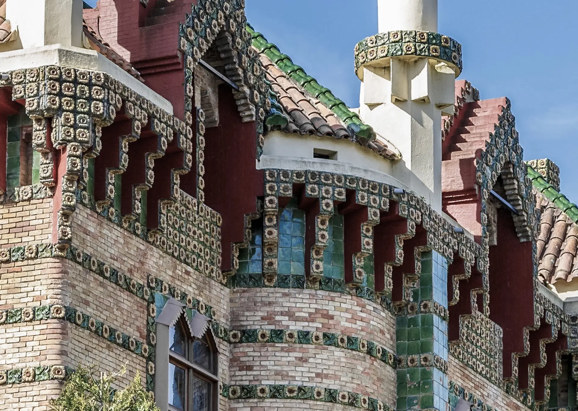 Fachada modernista de El Capricho de Gaudí en Comillas
