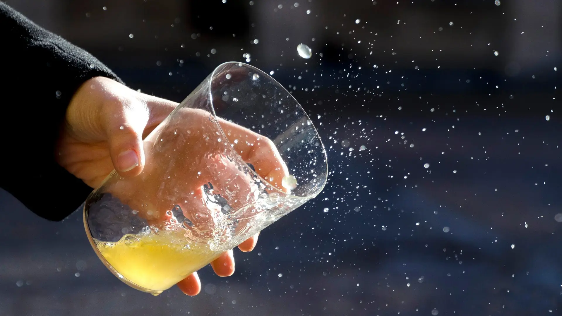 Hombre escanciando culín de sidra en el tour gastronómico de sidra y quesos por Gijón