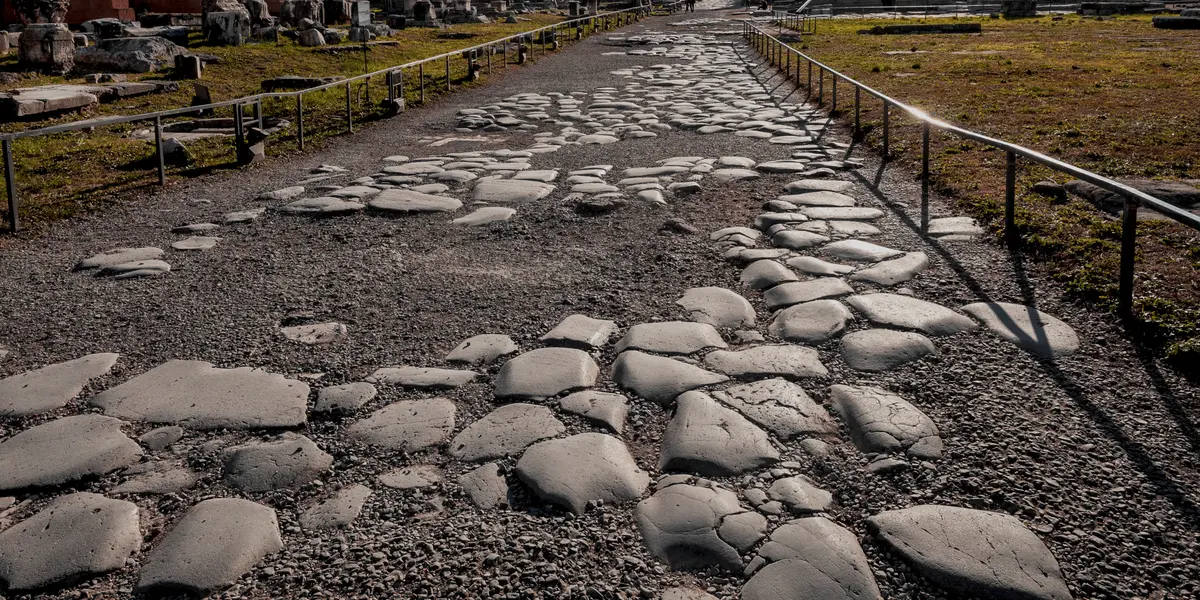Antiguo tramo de la Via Sacra en Roma con su empedrado histórico irregular