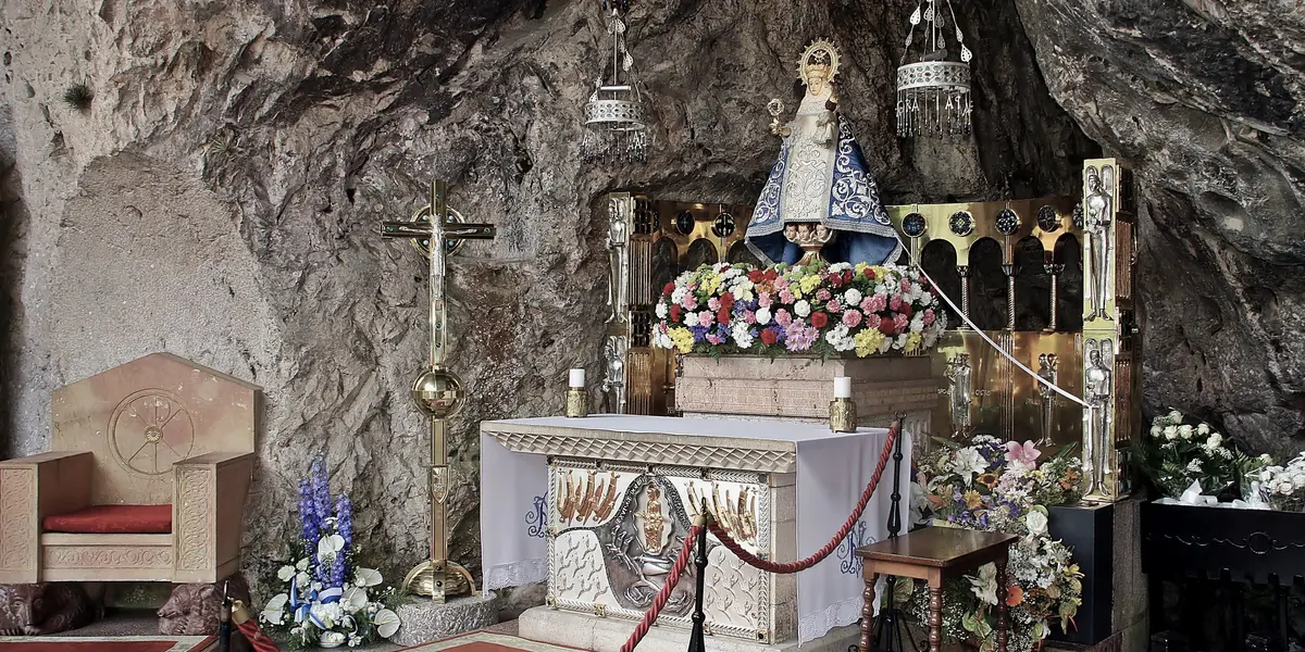 Imagen de la Santina, la Virgen de Covadonga, en la Santa Cueva en Cangas de Onís, Asturias.