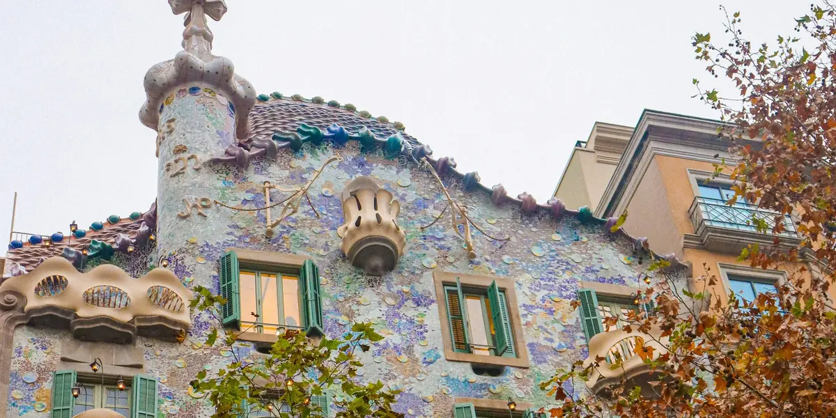 Imagen de barcelona vanguardista de gaudí