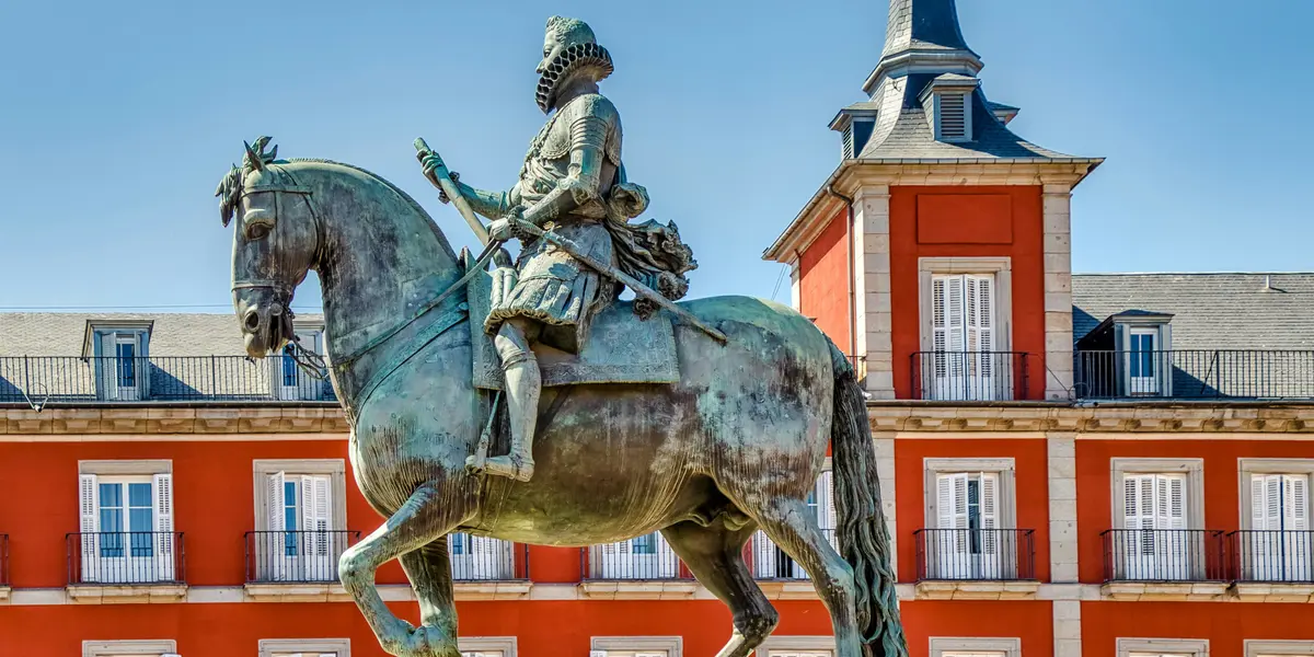 Imagen de la estatua ecuestre de Felipe III visto de perfil