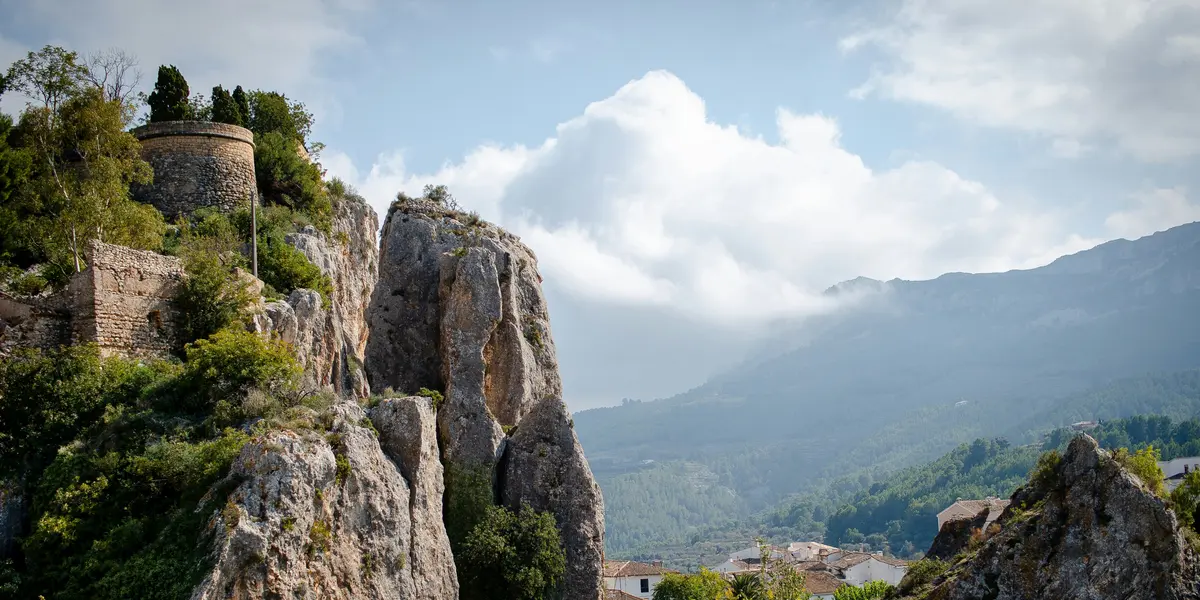 Vista del Castillo de San José en Guadalest sobre un peñasco. Ideal para turismo histórico, cultural y de montaña.