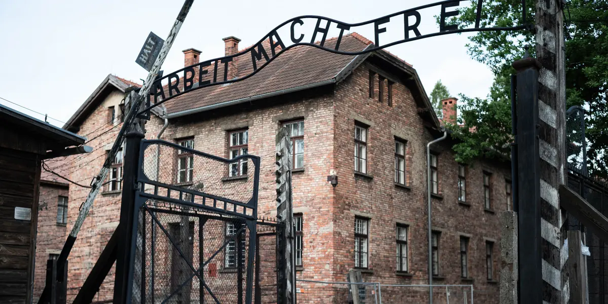 Letras entrada Auschwitz Birkenau