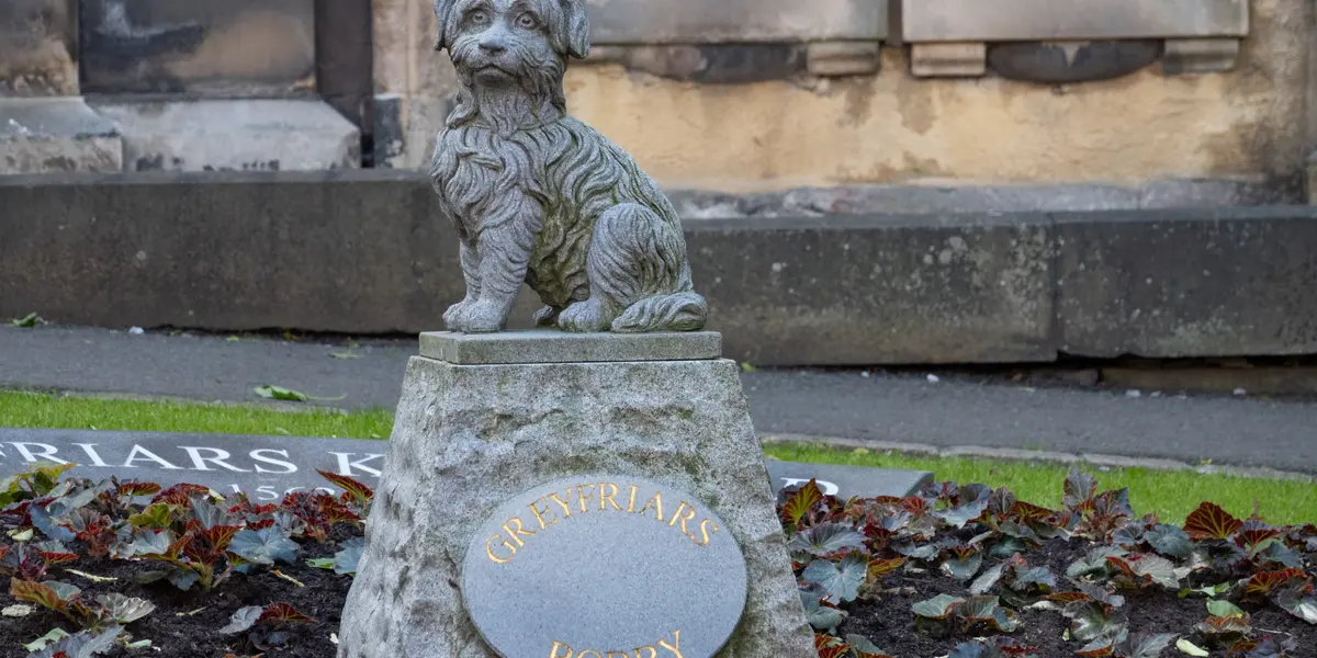 Escultura de Bobby leyenda del perro terrier escocés