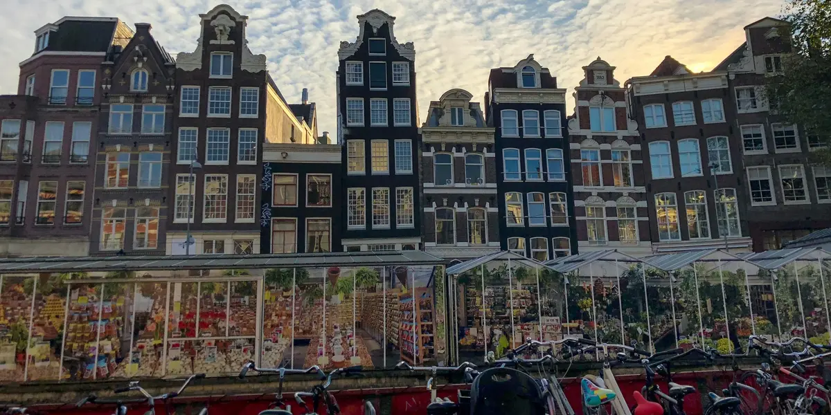 Imagen del mercado de flores flotante de Ámsterdam Bloemenmarkt