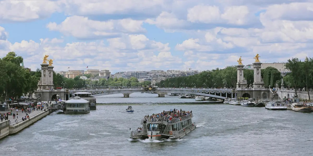 Paseo en barco por el Sena en París