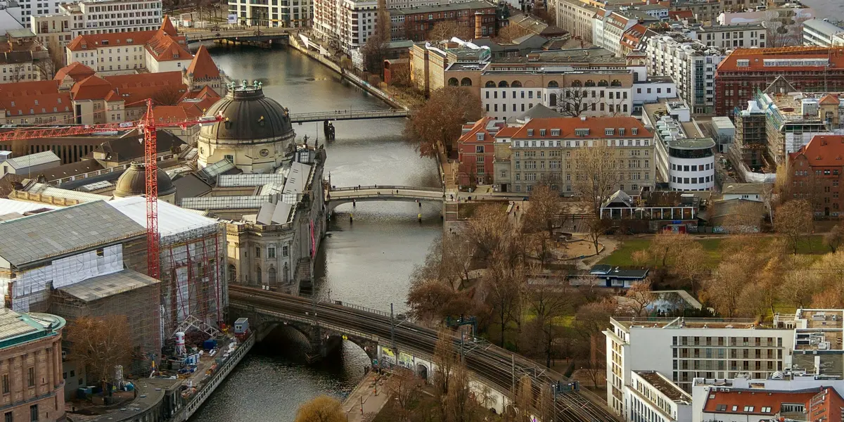 Vista aérea de la Isla de los Museos y el río Spree en Berlín, con el Museo Bode en primer plano