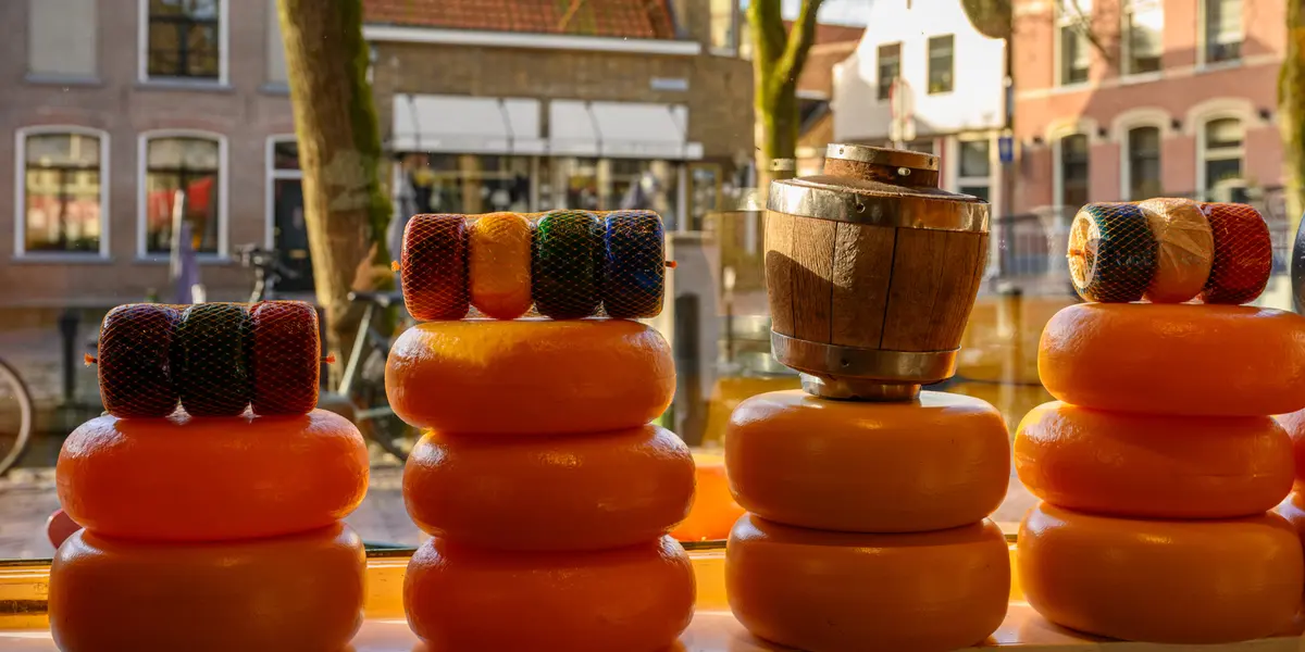 Ruedas de queso Edam expuestas en una tienda tradicional de los Países Bajos.