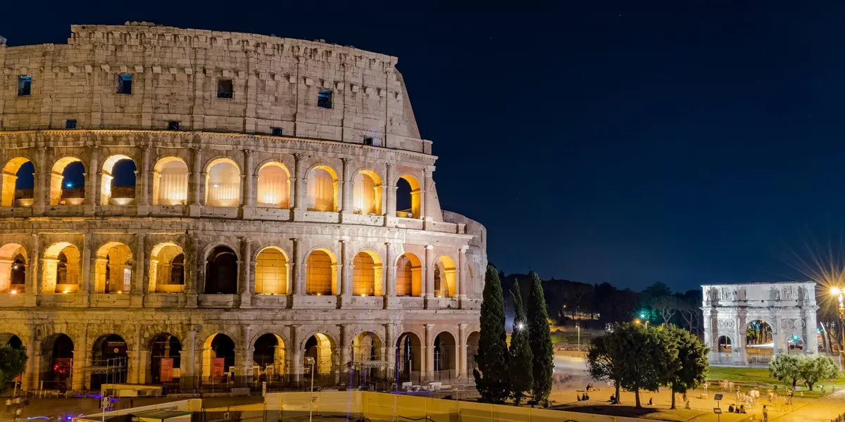 Imagen nocturna de los exteriores del Coliseo Roma