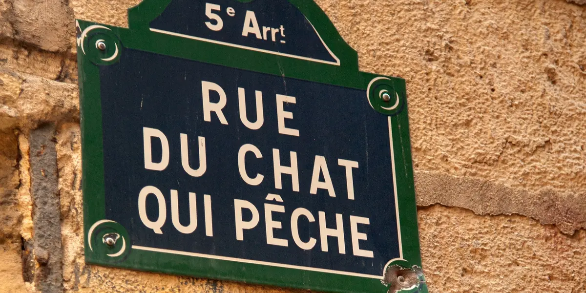 Placa con el nombre de la calle Rue du Chat qui Pêche