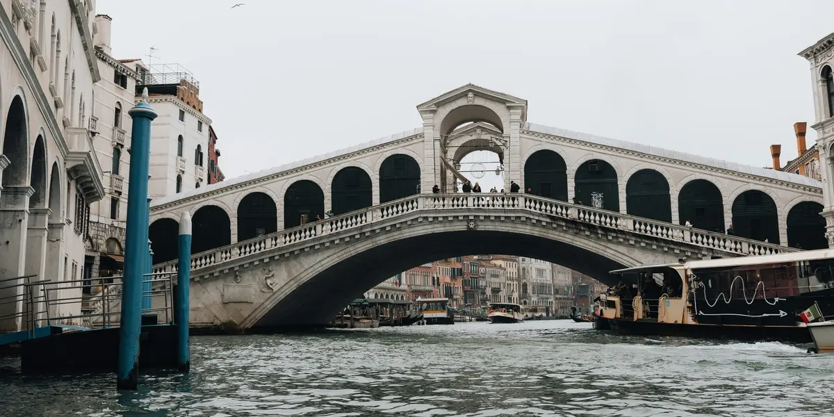 Puente Rialto de Venecia con un día nublado
